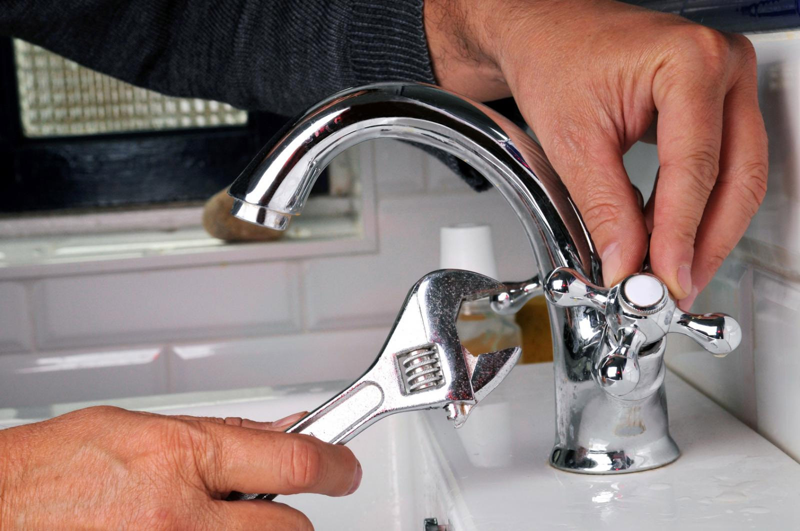 Serrage d'un mitigeur de lavabo à la clé à molette